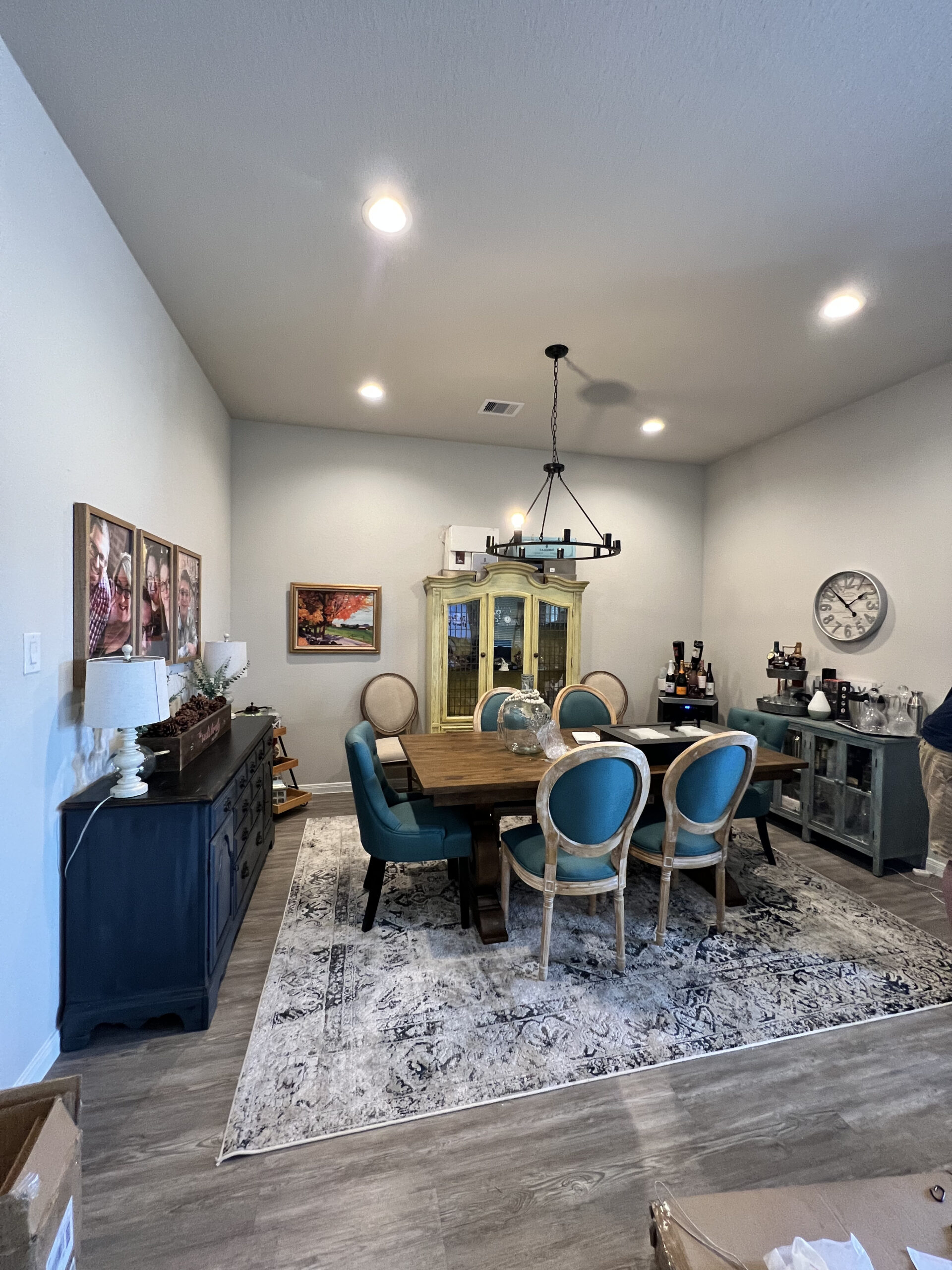Chandelier & recessed lights